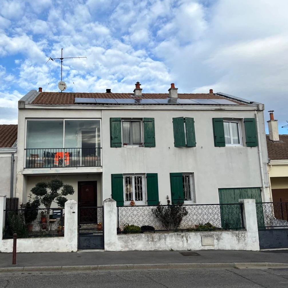 Maison équipé de panneaux solaires 1