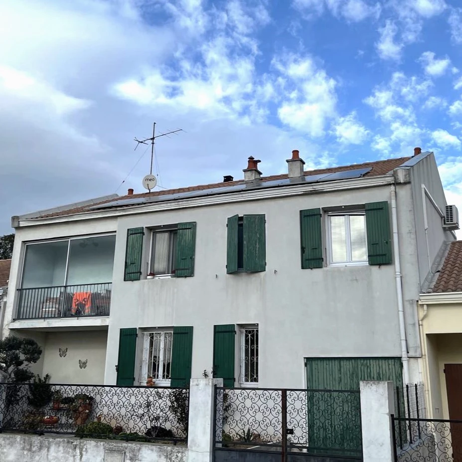 Maison équipé de panneaux solaires 2