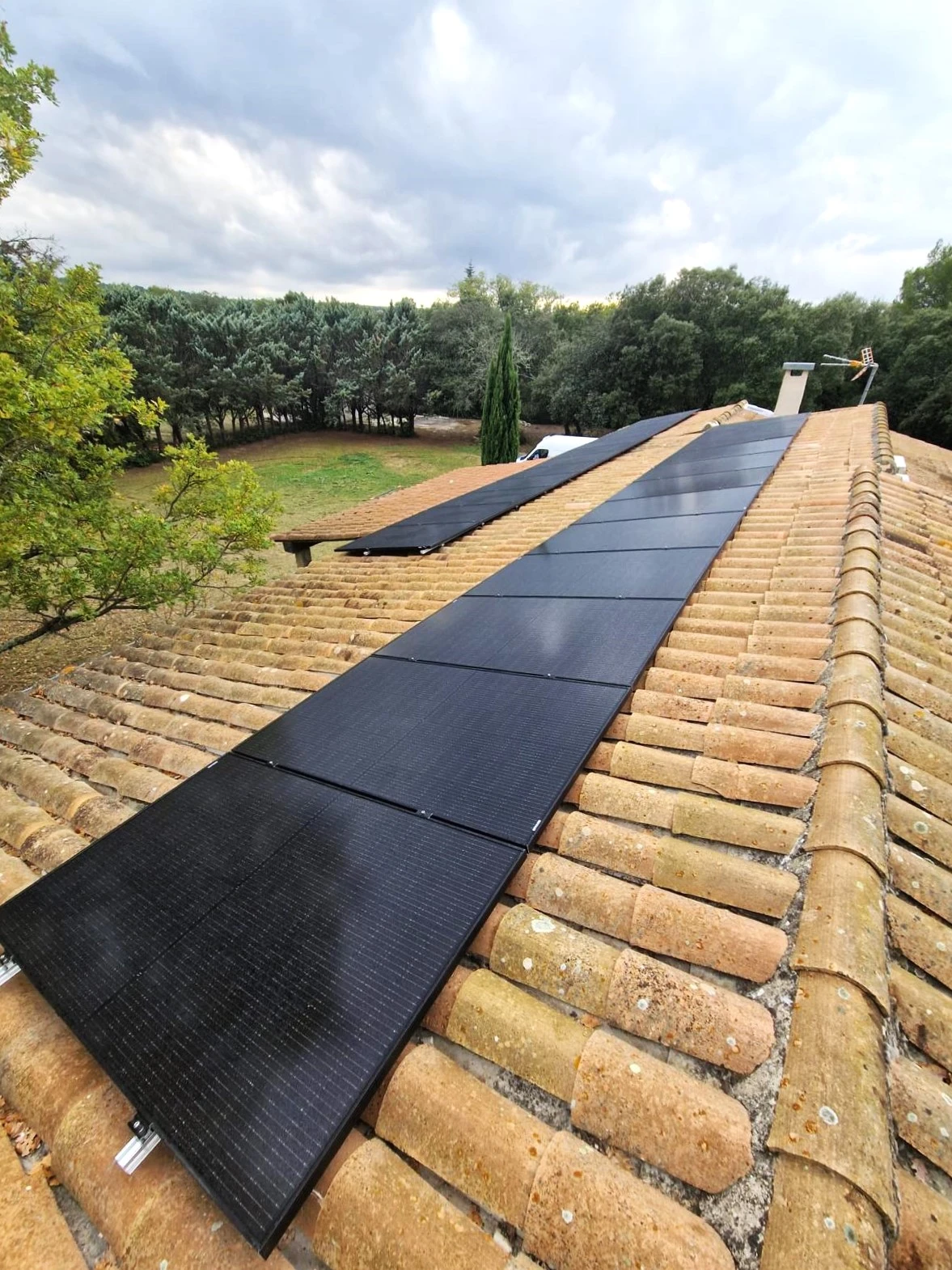 Panneaux solaires installés sur un toit